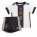 Tyskland Leon Goretzka #8 Hjemmedraktsett Barn VM 2022 Korte ermer (+ Korte bukser)